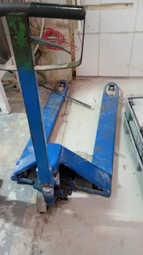 VENDE-SE PALETEIRA HIDRÁULICA MANUAL