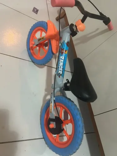 Bicicleta infantil de equilíbrio