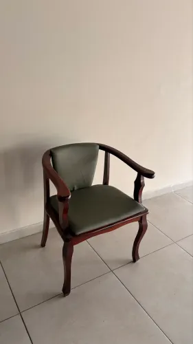 poltrona de madeira talhada de estilo antigo