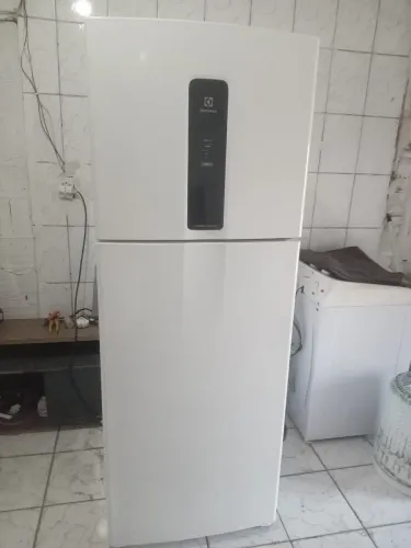 VENDO UMA GELADEIRA ELETROLUX 461L INVERT NOVISSIMA