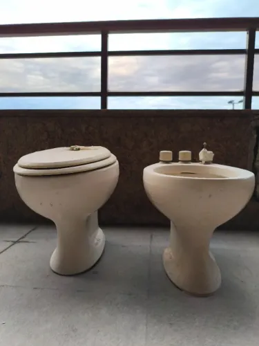 Conjunto vaso sanitário e bidê vintage na cor argila