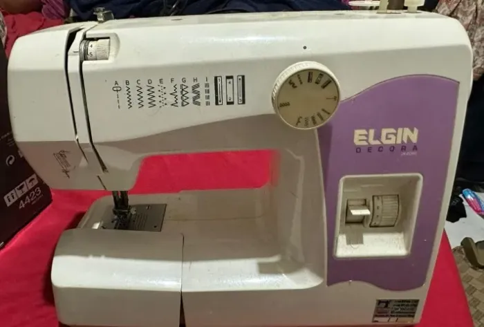 Máquina de costura Elgin Decora Jx 2080 .ótimo estado e ótimo preço.