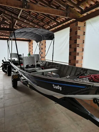 Barco completo com motor e carreta
