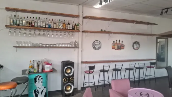 Conjunto Área Gourmet / Bar | Bancadas de Madeira + Banquetas Estilo Industrial