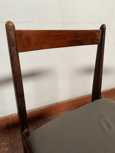 Par de cadeiras antigas em madeira maciça nobre