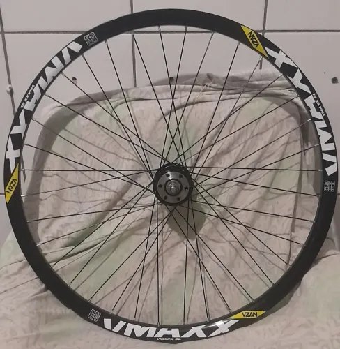 Vendo roda vmaxx traseiro nova original 