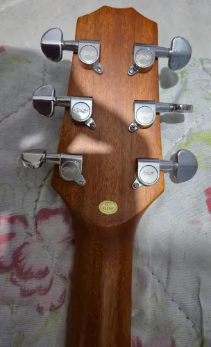 Violão seize Akira Mahogany