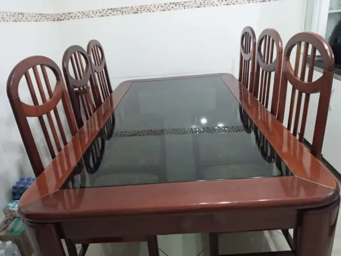 Vendo vendo mesa de jantar com 6 cadeiras em mogno tudo em perfeita etado de conservação