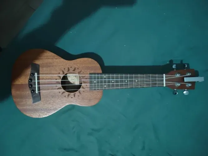 Ukulele Concert Acústico Aloha com capa e capotraste