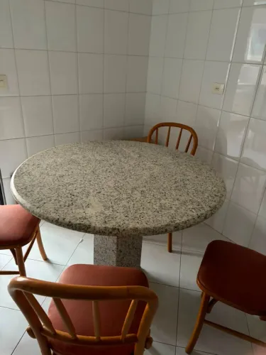 Mesa de marmore e quatro cadeiras perfeita retirar nas figueiras em SA