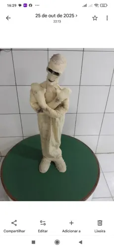 Múmia para decoração de Halloween com sensor de movimento.