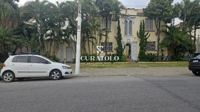 Investimento Inteligente: Casa comercial com 9 salas, 6 banheiros e 7 vagas no nobre bairr