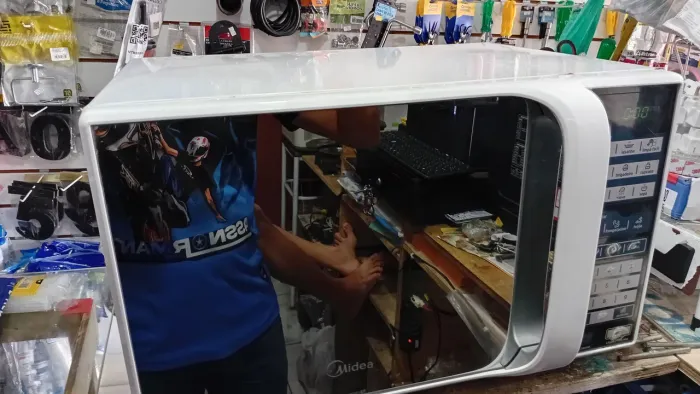 Microondas 30L Midea espelhado