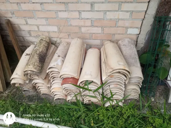 Lote de telhas em cerâmica de ótima qualidade 
