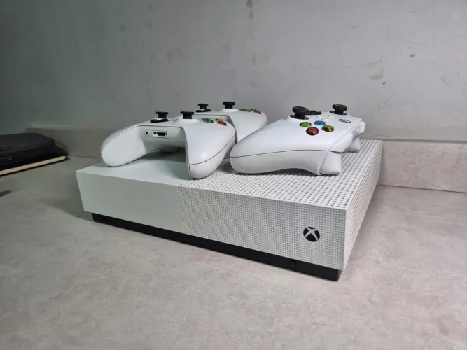 XBOX ONE S ALL DIGITAL EM EXCELENTE ESTADO