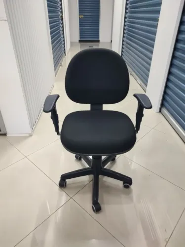 Cadeira de Escritório / Home Office Giratória com Apoio de Braço - Seminova / 0 barulho