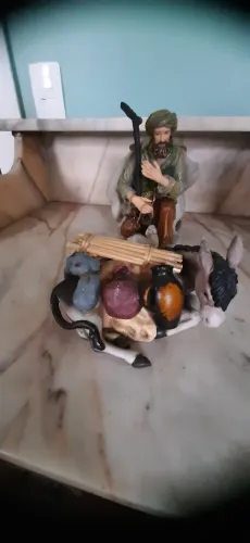 Estatueta em porcelana - Pastor de ovelha acompanha burro de carga no estado