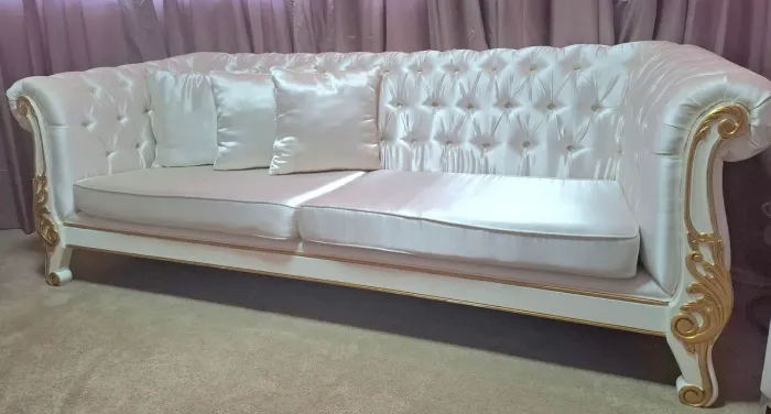 Conjunto de sofá no estilo Luís XV branco com detalhes dourados
