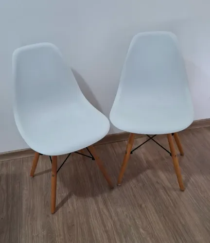 Conjunto com 2 Cadeiras Estilo Eames Brancas