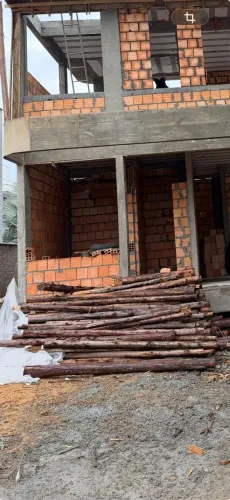 Escora de madeira para obra