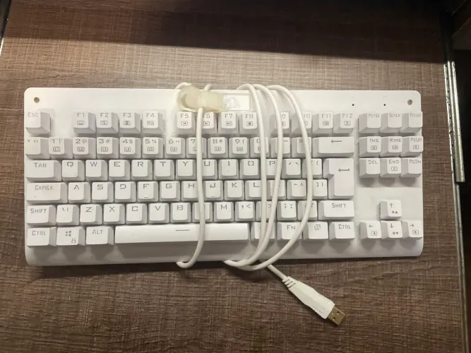 Teclado Red dragon off white rgb switch blue