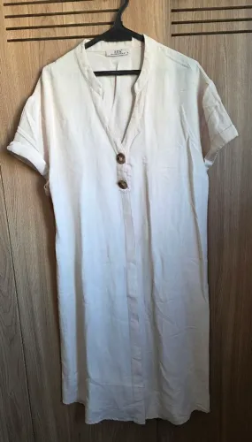 Vestido bege com botões, tamanho M 