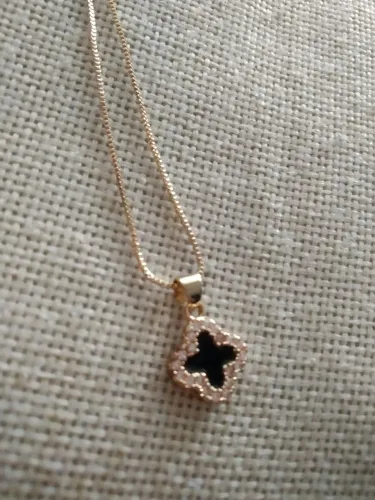 Colar dourado com trevo preto novo 