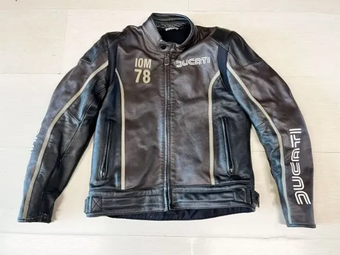 Jaqueta em Couro - Ducati - Estado: Seminova - Tamanho: 50 - Código do produto: 3014 Gara