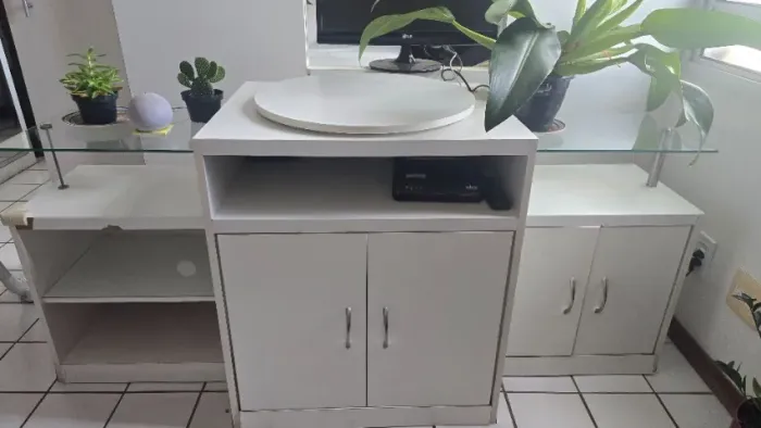 Vendo Lindo Rack Branco com Tampo Giratório e Laterais de Vidro