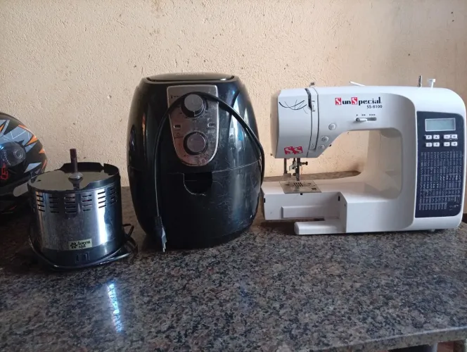 Máquina de costura, motor de suco de laranja e airfryer.