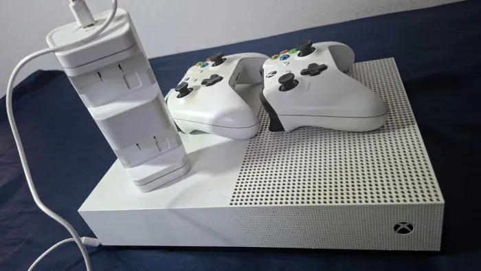 Xbox ONE DIGITAL com SSD e dois controles