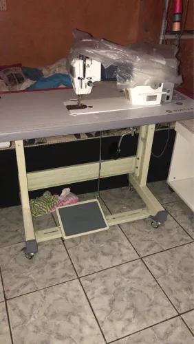 Vendo máquina de costura reta nova