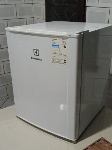 Frigobar Electrolux semi-novo se encontra em ótimo estado de conservação sem ferrugem sem