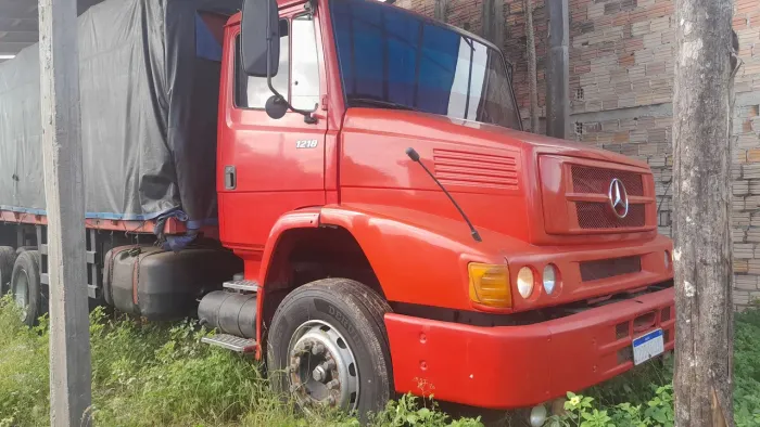 VENDO CAMINHÃO MERCEDES; 1218 Ano: 2000
