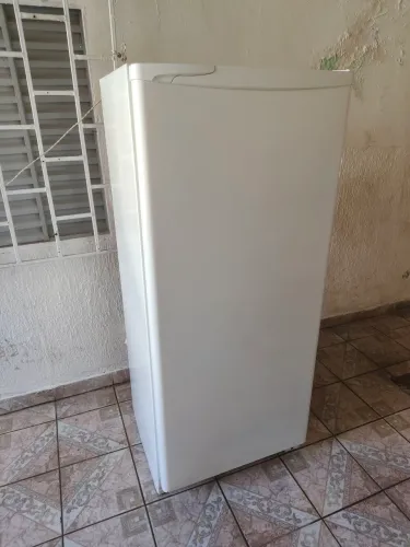 Geladeira grande ELETROLUX completa novinha gelando muito 