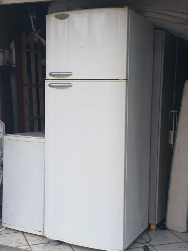 Vendo essa geladeira funcionando perfeitamente 780 reais * zap chama lá.