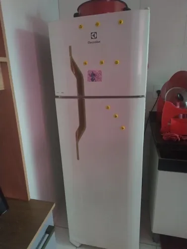 Vendo 700 pra hoje valor único já tá barato retirar no laranjeiras gela muito bem leiam