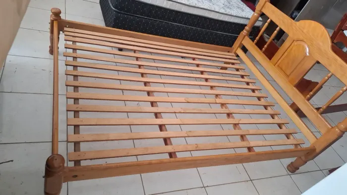 Cama casal de madeira pau mulato ( usada)