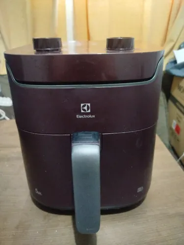 Air fryer Eletrolux Rita Lobo 5,6L-apenas 04 meses de uso (com defeito).