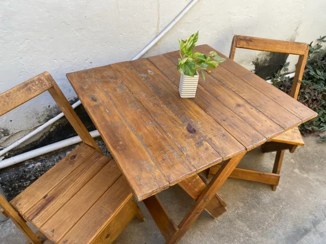 Jogo de Mesa com duas cadeiras dobrável de palete 