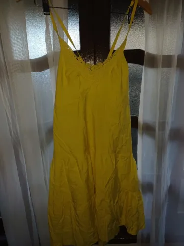 Vestido amarelo com bordado