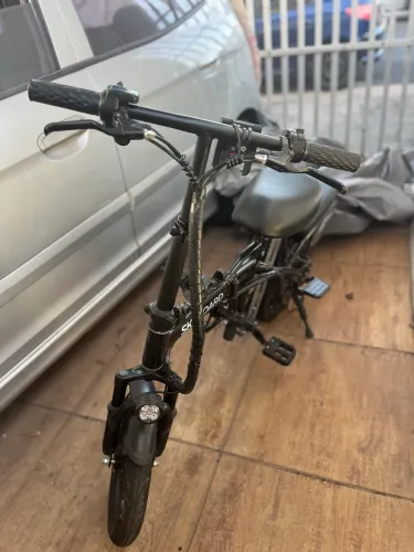 Motocicleta semi nova pouco tempo de uso