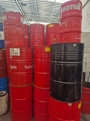 Tambor de ferro 200 litros, em excelente estado de conservação.