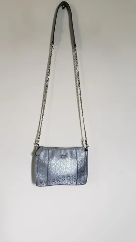 BOLSA ORIGINAL GUESS PRATEADA MODELO CROSSBODY