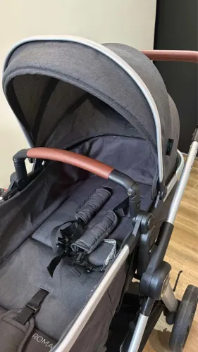 Carrinho de Bebê Romanzo com bebê conforto 