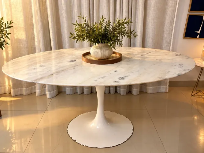 MESA DE JANTAR OVAL EM GRANITO ESPÍRITO SANTO