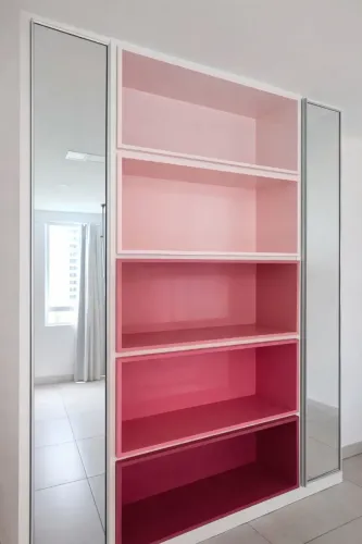 Armarios com portas espelhadas e nichos rosa - laqueado