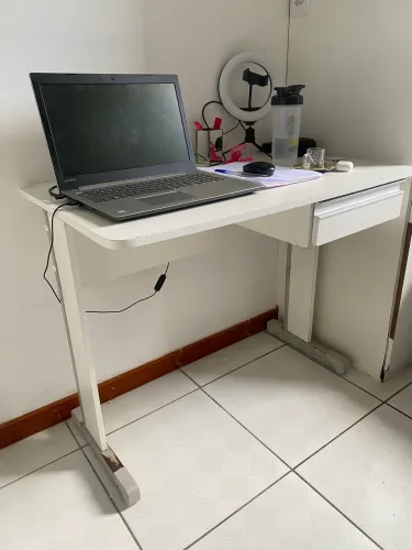 Mesa de computador material otimo