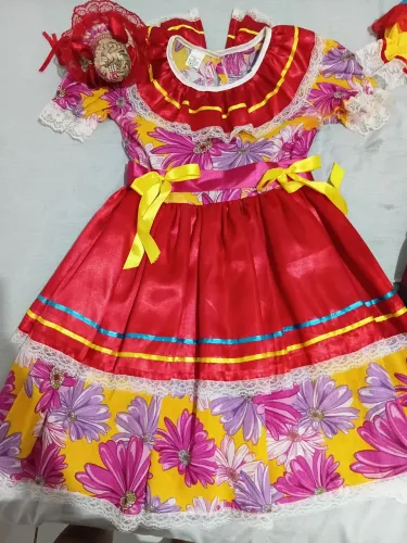 Dois vestidos de São João de criança feminino um de 90 e outro de 80
