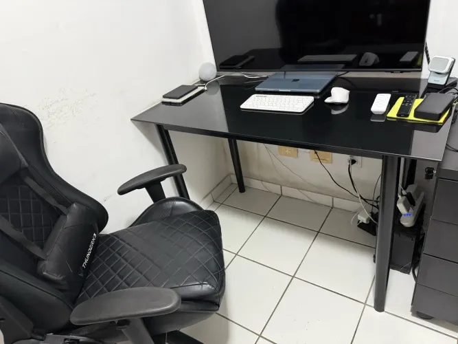 Mesa preta com tampo de vidro